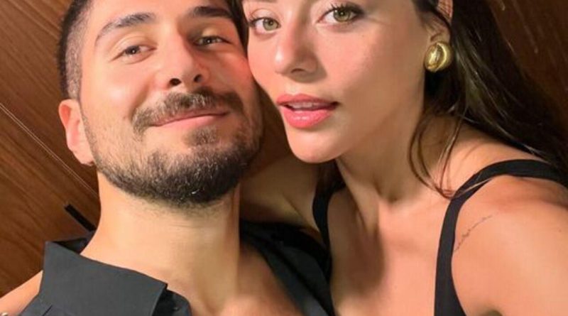 Başlık: Sıla Türkoğlu ve Ata Ayyıldız'dan Ayna Pozu İçerik: Sıla