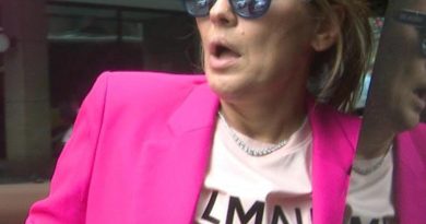 Demet Akalın: Bir Kişi Daha Kalmak İstiyor Songstress Demet Akalın,