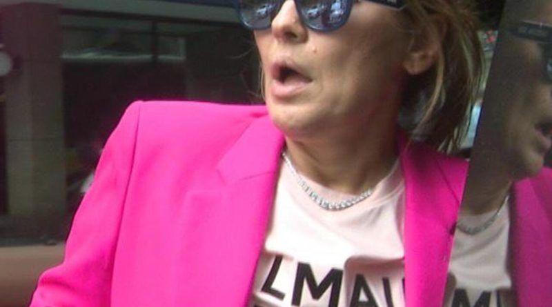 Demet Akalın: Bir Kişi Daha Kalmak İstiyor Songstress Demet Akalın,