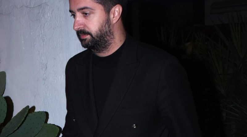 Here is the rewritten text in Turkish: Başlık: Ebru Gündeş'in