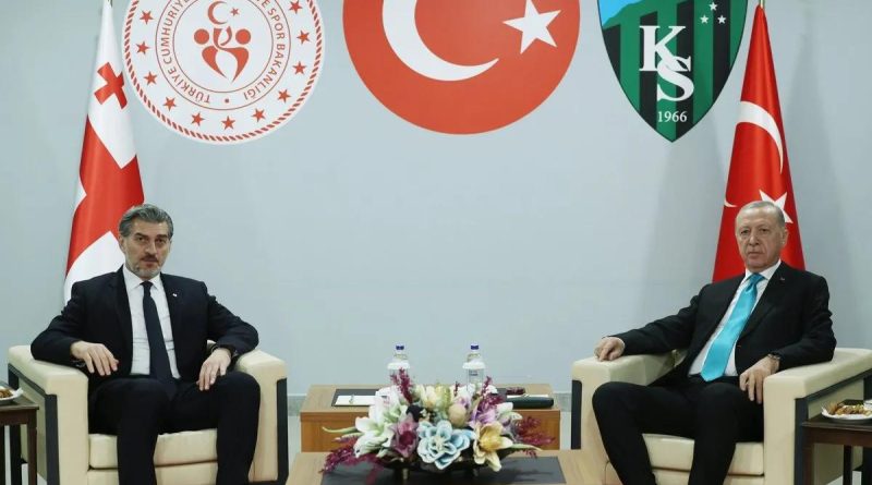 Başlık: Erdoğan ve Kavelashvili'nin Kocaeli Stadyumu'nda Buluşması İçerik: Başkan Erdoğan</