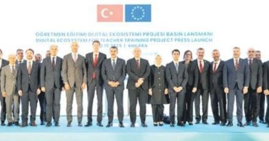 Başlık: Öğretmenlerin Dijital Beceri Gelişimi: Milli Eğitim Bakanı Yusuf Tekin'in