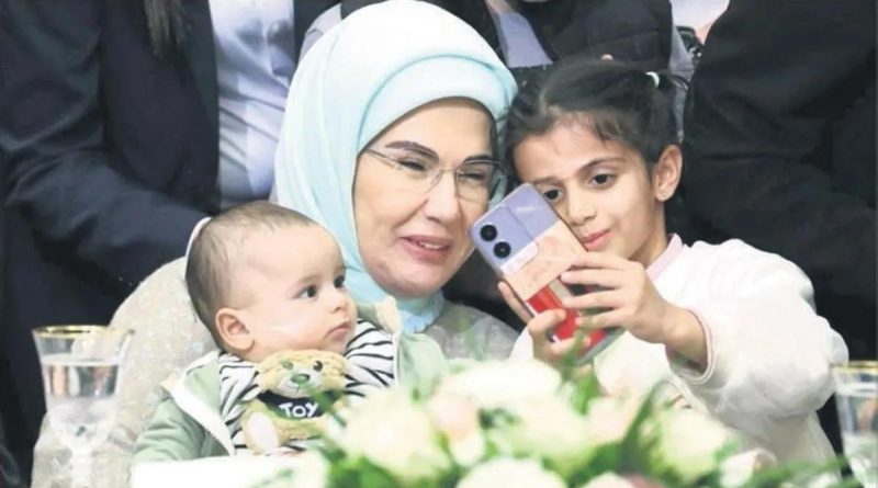 Here is the rewritten text in Turkish: Başlık: Emine Erdoğan: