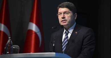 Here is the rewritten text in Turkish: Başlık: Adalet Bakanı