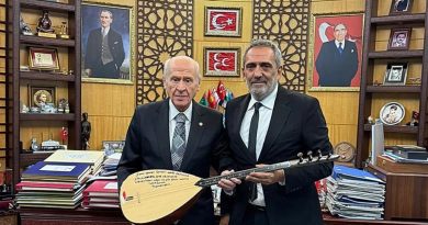 Başlık: Sanatçı Yavuz Bingöl'ün Bahçeli'ye Bağlama Hediyesi İçerik: Sanatçı <