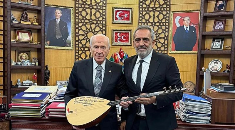 Başlık: Sanatçı Yavuz Bingöl'ün Bahçeli'ye Bağlama Hediyesi İçerik: Sanatçı <
