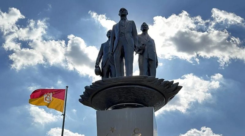 Here is the requested text in Turkish: Galatasaray'da Anıt Açılışı: