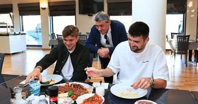 Başlık: Beşiktaş Başkanı Serdal Adalı, Futbolcularla Buluştu! İçerik: Futbolcuların Morali