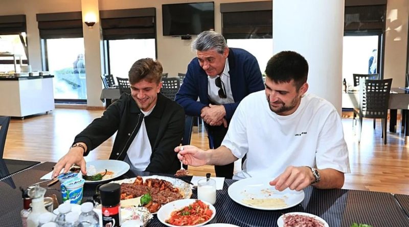 Başlık: Beşiktaş Başkanı Serdal Adalı, Futbolcularla Buluştu! İçerik: Futbolcuların Morali