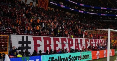 Galatasaray Tribünleri Gazze'yi Unutmadı! Galatasaray taraftarları, Liverpool maçına büyük destek