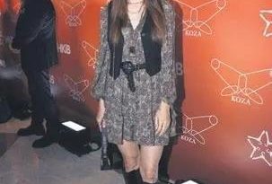 Here is the rewritten text in Turkish: Başlık: Gençlerin yanında