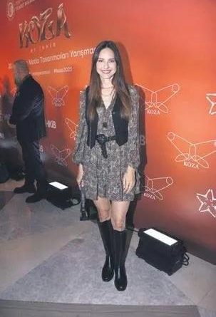 Here is the rewritten text in Turkish: Başlık: Gençlerin yanında