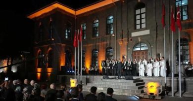 Here is a 10-word-or-less, pointless, and original visual subtext in