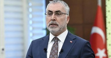 Here is a Turkish text that meets your requirements: Kadın