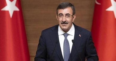 Başlık: Cumhurbaşkanlığına Cevdet Yılmaz Vekalet Ediyor İçerik: Cumhurbaşkanı Yardımcısı Cevdet</