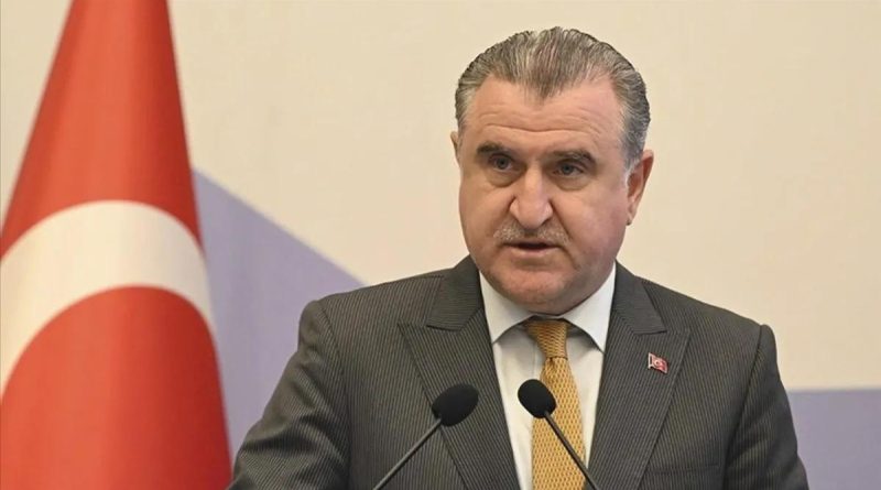 Başlık: Türkiye'nin Otomobil Sporlarında Tarihi Başarı: Ayhancan Güven'i Kutluyor Bakan