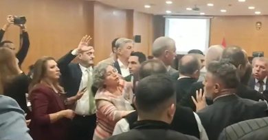 Mamak Belediyesi'ndeki CHP'li Meclis Üyeleri Arasında Kavgaya Dönüşen Tartışma Mamak