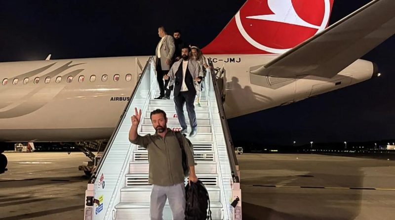 Başlık: İstanbul'a Ulaşan Uçak: 15 Türk Aktivisti Getiren THY Uçağı