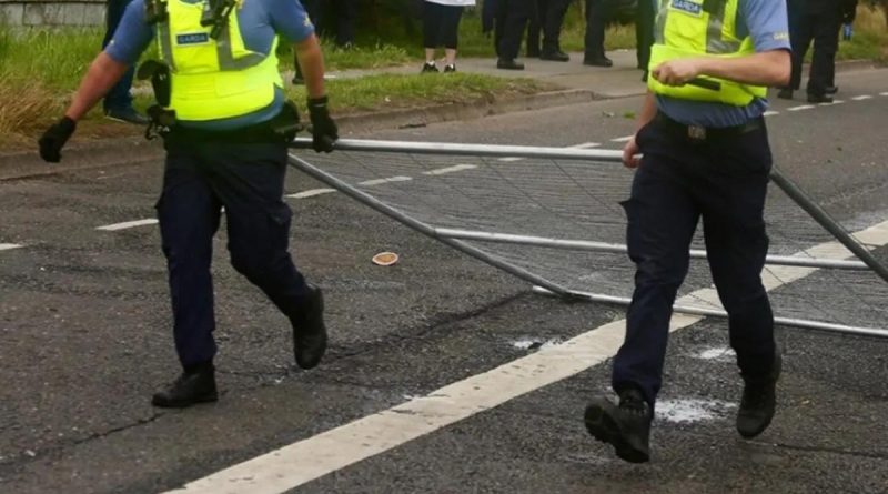 İrlanda'da Göçmen Karşıtı Protestolar Şiddete Dönüştü Irlanda'da Göçmen</strong