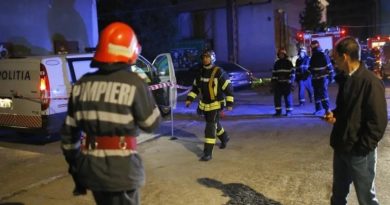 Başlık: Bükreş'te Feci Patlama: 3 Ölü İçerik: Bütünlüğü Bozulan Bina</h2