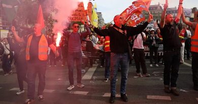 Başlık: Fransa'da Ülke Geneli Grev: Yüz Binler Sokaklara Akın Edildi!