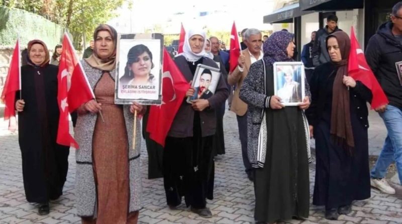 Van'lı Aileler Terörsüz Türkiye Sürecinde Dualarla Yürüdü Van'lı Ailelerin Terörsüz</strong