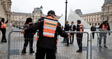 Başlık: Louvre'dan çalınan mücevherlerin değeri açıklandı Louvre Müzesi'nden çalınan