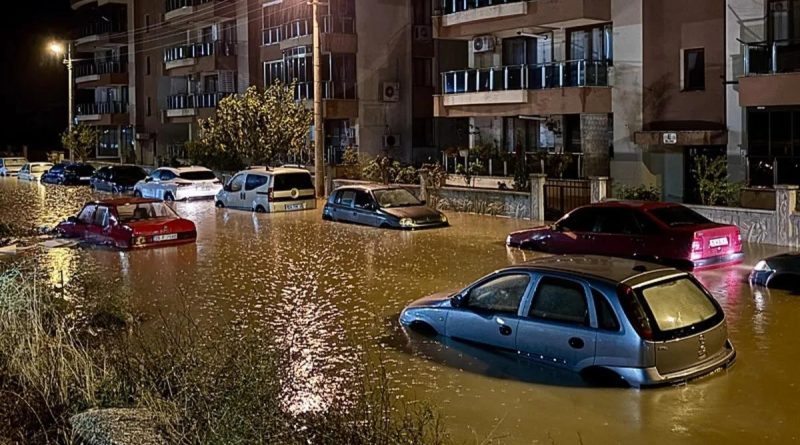 İZMİR'İN BERGEAMA İLÇESİ SEL VURDU! Son Dakika Haberleri İzmir'