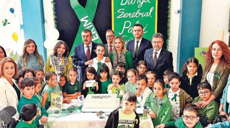 Bakanlar, Serebral Palsili Çocuklarla Buluştu Bakanlar, Serebral Palsili</
