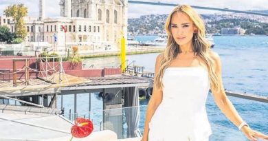 Başlık: 54 Yaş Gününü Kutlayan Alman Futbol Efsanesinin Eşi: Boğaz’da