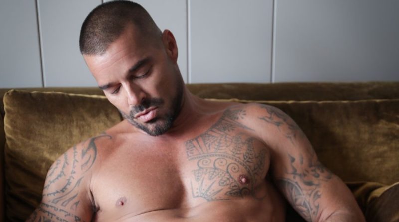 Başlık: Ricky Martin, Cesur Bir Selfie Paylaştı! Ricky Martin, Sosyal