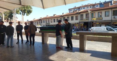 Here is a possible Turkish text: Oyuncu Uraz Kaygılaroğlu'nun Babaannesini