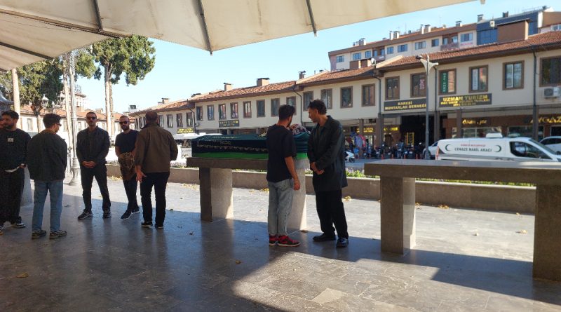 Here is a possible Turkish text: Oyuncu Uraz Kaygılaroğlu'nun Babaannesini