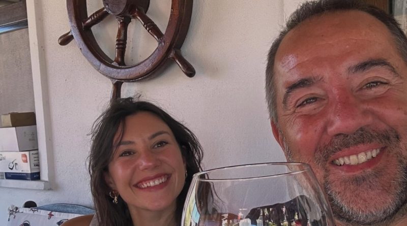 Here is the original text in Turkish: Ata Demirer'in Romantik