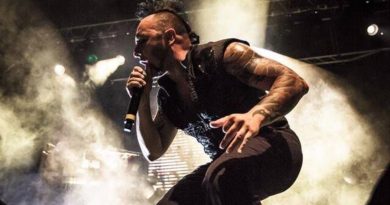 Hayko Cepkin'in Sahne Tarzı Şaşırttı! Hayko Cepkin, Son Konseriyle Dikkat