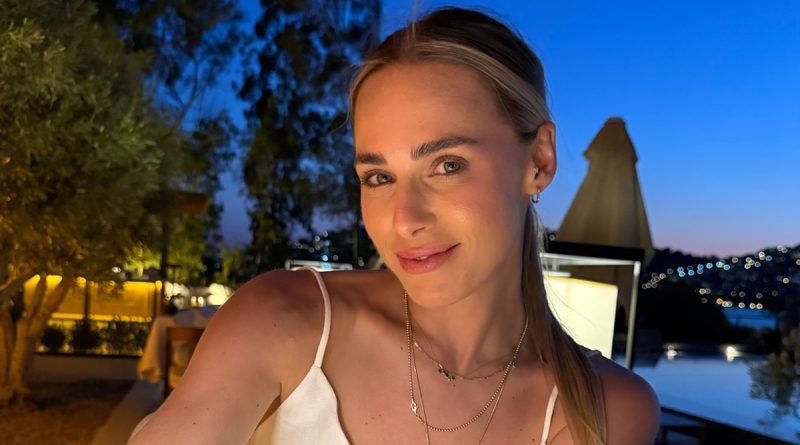 Başlık: Başörtülü Pozu Gündem Olarak Survivor Damla Can Umreye Gitti