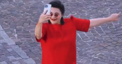 Here is a Turkish text that meets your requirements: Esra