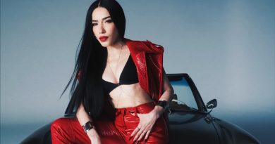 Utanmazlar Ilahi Tokatla Uyandırılır Ensonhaber'in haberine göre, ünlü şarkıcı Burcu