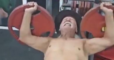 Sahada Çalışan Bilim İnsanı Şener Üşümezsoy'un Sporuna Bakın! Sahada Çalışan</