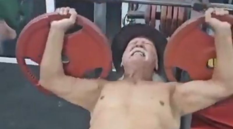 Sahada Çalışan Bilim İnsanı Şener Üşümezsoy'un Sporuna Bakın! Sahada Çalışan</