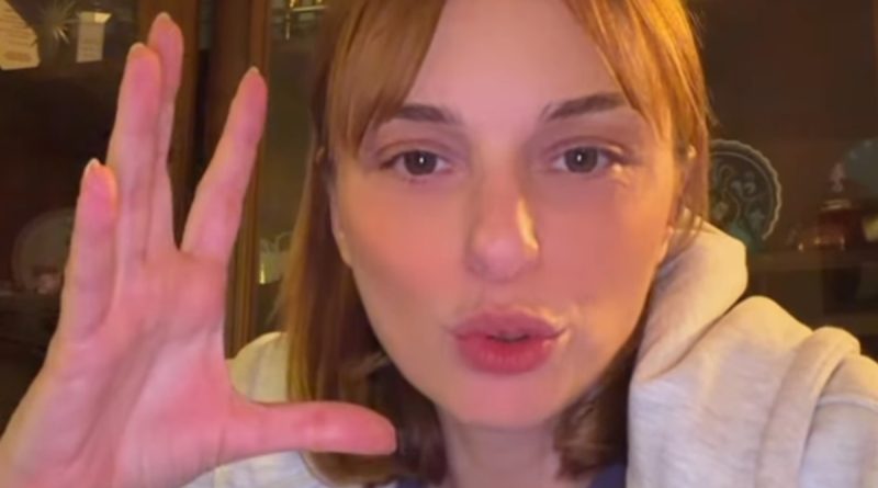 Anne Acısı Ağır Gelmişti: Nilperi Şahinkaya'nın Düğün Günü Annesinin Evine