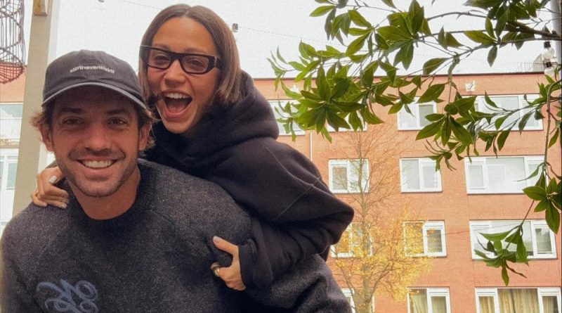 Here is a 10-word, pointless, and original visual subtext in