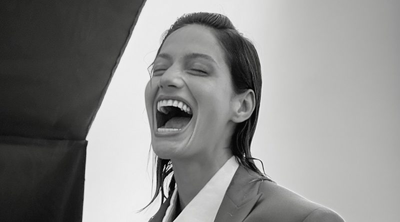 Başlık: Gülcan Arslan Taytlı Tulumuyla Gündemde! Gülcan Arslan, kırmızı tay