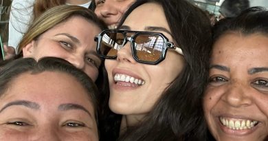 Here is the rewritten text in Turkish: Başlık: Cansu Dere,