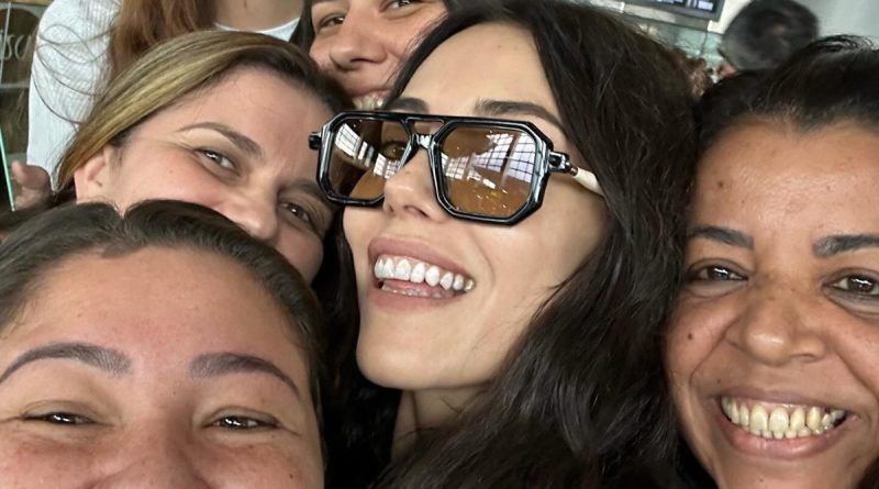 Here is the rewritten text in Turkish: Başlık: Cansu Dere,