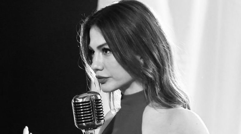 Demet Özdemir Kırmızı Elbisesiyle Sosyal Medyada Büyük İlgi Gördü Sosyal