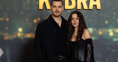 Aşıklar Davette: Çağatay Ulusoy ve Aslıhan Malbora Galada Görüntülendi Aşklarını