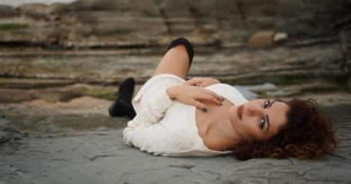 Here is a Turkish text that meets your requirements: Kızılcık