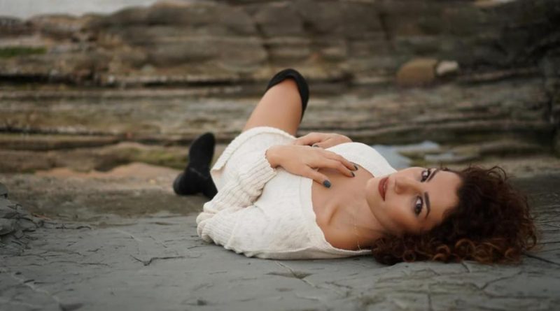 Here is a Turkish text that meets your requirements: Kızılcık