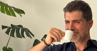 Sakalları Sonunda Kesti! Özcan Deniz Eski İmajına Geri Döndü Sakalları